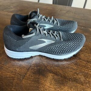 Women’s Brooks tennis shoe